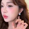 Aretes de Letras Cepilladas Plateadas, Estilo Cool, Aretes Cuadrados Personalizados, Aretes para Mujer, Diseño de Doble Cara, Estilo Nicho y Versátil