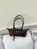 Venta al por mayor transfronteriza de bolsos pequeños para mujer, nuevos bolsos de axila con diseño de nicho vintage, bolsos de mano de moda para salir, bolsos de hombro modernos