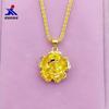 Colgante de flor de latón chapado en oro al por mayor, joyería de imitación de oro con recubrimiento al vacío, suministro para puesto físico, colgante para mujer