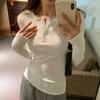 Camiseta de Manga Larga para Mujer con Cuello Semiabierto Abotonado y Hombro Normal, Estilo Hot Girl Ajustado Versátil, Prenda Interior Primavera 2026