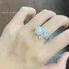 Anillo de Mariposa Fantasma Chapado en Oro de Alta Gama para Mujer, Completamente Incrustado con Diamantes, Diseño Abierto, Lujo Ligero, Hueco, Sensación de Alta Gama, Elegante Cadena para Clavícula