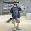 Conjunto de Verão para Meninos 2026 Novo Estilo para Crianças Maiores, Camiseta Casual Esportiva com Estampa de Letras de Manga Curta e Shorts Conjunto de Duas Peças 8
