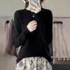 Top de punto cómodo, agradable para la piel y elegante con un diseño sencillo y elegante.. Esta pieza versátil es perfecta para usar en capas en otoño e invierno, con una construcción sin costuras