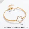 Pulsera de Trébol de Cuatro Hojas Chapada en Oro de 18 Quilates de Acero de Titanio, Simple, Nicho, Elegante, Pulsera de Alta Gama, Elegante, Lujo Accesible y Joyería Personalizada