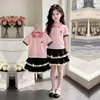 2026 Conjunto de Dos Piezas Falda de Pastel de Encaje Dulce Estilo Universitario Color de Contraste Moderno Estilo Coreano Camisa Polo Casual de Manga Corta