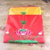 Fabricante Yicheng Atacado Tecido de Cetim Vermelho Saia de Mesa Lótus, Produtos Bordados para Decoração de Templo Budista, Saias de Mesa, Suprimentos para Templo Atacado