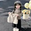 Conjunto de 3 Piezas para Niña Otoño/Invierno 2026 Base de Rayas Estiloso Versátil Casual Mediano-Grande Chaleco de Lana de Cordero Pantalón