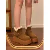 Botas de Neve com Solado Grosso para Aumentar a Altura para Mulheres, Novo Estilo Inverno 2026, Botas Curtas Aconchegantes com Forro de Lã e Espessura Extra, Sapatos Quentes de Algodão com Plataforma para Pessoas Baixas