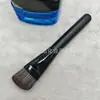 Maquiador Recomenda um Pincel Plano para Base Que Não Absorve o Pó, para um Acabamento Leve e Uniforme, e um Pincel Esponja para Pó Que Não Absorve o Pó