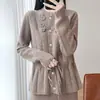 Cardigan de Lã 100% Mercerizada com Gola Redonda para Mulheres Outono e Inverno Novo Design com Cordão na Cintura para Afinar a Cintura e Criar um Look Emagrecedor