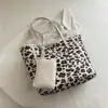 Bolsa de ombro retrô de grande capacidade para mulheres, nova bolsa tote com estampa de leopardo 2026, bolsa de ombro versátil com porta-moedas