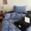 Conjunto de cuatro piezas de invierno cálido de terciopelo de leche con rayas minimalistas japonesas clase A, conjunto de tres piezas para dormitorio de estudiante, cómodo, estilo Ins