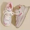 Sapatos Femininos 2026 Primavera/Outono Novo Estilo Crianças Solado Macio Tênis Pai Crianças Médias e Grandes Malha Casual Esportivo Tênis de Corrida