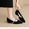 Elegantes zapatos Mary Jane de tacón grueso para mujer, nueva colección otoño/invierno 2026, cómodos zapatos planos de punta con correa individual estilo francés y pedrería