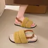 Sandálias de pelúcia super modernas e estilosas para mulheres, nova coleção de outono 2026, versáteis com uma única tira e sola grossa, material de algodão e pelúcia