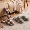 Pantuflas de algodón a cuadros optimizadas para mujer, otoño e invierno, estilo británico retro, pantuflas cálidas antideslizantes y silenciosas para el hogar para hombre