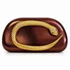 Bolsa de mão de luxo leve transfronteiriça com cobra enrolada em metal dourado, padrão de cobra dourada, bolsa de casca dura, bolsa de banquete versátil e moderna, transversal