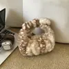 Bolsa de axila de felpa con forma de nube para otoño e invierno, bolso de hombro de felpa retro con manchas, bolso peludo plisado de nicho, bolsa de calidad de exportación