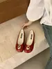 2026 Sapatos Slip-On Casuais Simples com Solado Macio, Bico Redondo, Solado Plano, Confortáveis Sapatos de Vovó com Decoração Metálica para Todas as Estações
