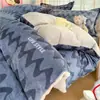 Juego de ropa de cama de cuatro piezas de coral de leche de grado A, funda de edredón de invierno con forro polar, juego de cuatro piezas de franela engrosada tamaño individual/king