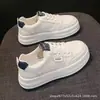Zapatillas blancas versátiles de suela gruesa para mujer, nuevas de otoño 2026, zapatillas deportivas casuales versátiles de venta caliente en blanco y negro