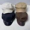 Elegante y chic sombrero de pintor estilo británico para mujer, perfecto para otoño e invierno. Este sombrero casual presenta una visera pequeña, forma de pico de pato y una visera de cuero con hebilla.