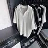 Camisa de Malha Respirável com Recortes de Verão para Homens, Gola V, Design Casual Solto Retro Americano, Gola Reversível Estilosa, Manga Curta Tendência