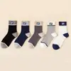 Calcetines de media pantorrilla para hombre de otoño e invierno, calcetines de media pantorrilla modernos resistentes al olor y absorbentes del sudor, calcetines versátiles para estudiantes, calcetines deportivos de baloncesto resistentes al olor Zhuji