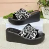 Sandalias de Chancla con Pedrería para Mujer en Stock Amazon Verano 2026 Nuevo Estampado de Leopardo Estilo Europeo y Americano Sandalias de Cuña de Suela Gruesa