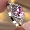 Anillo Rongxing Transfronterizo de Piedra Rosa en Forma de Corazón, Brazo Retorcido Completamente Incrustado con Diamantes, Anillo de Lujo Ligero para Mujer, Joyería para Fiesta Transfronteriza