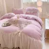 Conjunto de cama de inverno estilo francês, feminino: um conjunto de quatro peças com uma capa de edredom e lençol de flanela de coral, espessos e macios, proporcionando calor e conforto