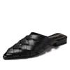 Sandálias Vazadas Tecidas Bico Fino para Mulheres 2026 Verão Nova Moda Salto Grosso Outdoor Bico Fechado Meio Chinelo Mule