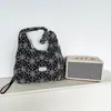 Versátil bolsa de hombro tipo tote bordada con pétalos florales estilo coreano, versátil para primavera/verano, simple, artística y moderna