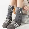Cubrezapatos Jk para Mujer, Calcetines Gruesos Cálidos de Lana Holgados para Otoño e Invierno con Pompom y Lazos, Calcetines de Punto Grises para Pantorrilla