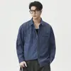 Camisa Jeans Lavada Estilo Retrô Americano de Manga Longa para Homens Bolsos Assimétricos Patchwork no Ombro Lateral Modelagem Solta Casual Versátil