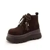 Botas femininas de camurça estilo Martin, novas outono/inverno 2026, versáteis, com sola grossa, leves, antiderrapantes, forradas com pelúcia, botas curtas que aumentam a altura para pessoas baixinhas