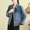 Foto real de una chaqueta corta de mezclilla azul retro, de corte holgado, casual para mujer, de manga larga, chaqueta de mezclilla adelgazante, top versátil para primavera y otoño