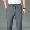 Calça Longa Masculina Elástica de Verão Fina em Seda Gelada, Cor Sólida Solta de Perna Reta Esportiva Secagem Rápida Resistente a Amassados Casuais