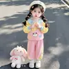 Conjunto de Alça de Gatinho Fofo de Desenho Animado para Menina Outono 2026 Novo Estilo Moletom Color Block Estiloso para Menina Pequena Roupas de Outono