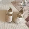Zapatos Mary Jane de cuero trenzados huecos dulces para bebés, nuevo modelo 2026, zapatos de princesa poco profundos de una sola pieza para niñas con lazo y perlas