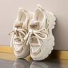 Sapatos Brancos Versáteis para Pessoas Pequenas, Tênis de Sola Grossa para Mulheres, Novos Sapatos de Pai de Malha Respirável para a Primavera de 2025