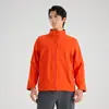 Jaqueta Soft Shell com Gola Alta para Homens Proteção ao Ar Livre Impermeável Respirável Cor Sólida Leve Tamanho Grande Veludo Fino Moda Nova Jaqueta