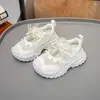 Sandálias com lenço de cabeça para meninas tênis esportivos infantis estilo novo de verão 2026 para crianças mais velhas sapatos de praia sapatos de malha única vazados respiráveis