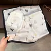 Lenço Quadrado Pequeno com Estampa Floral em Seda Sintética para Mulheres, Versátil para Primavera e Verão, Lenço Decorativo de Pescoço com Toque de Luxo Leve e Estilo Elegante
