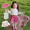 Traje de primavera para niñas 2025 nuevo estilo estilo universitario niños primavera y otoño falda jk chaleco conjunto de tres piezas para bebé
