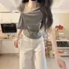 Camiseta corta de nuevo diseño 2026 para mujer, estilo nicho, sin hombros, manga corta, top corto único y chic de verano con giro en un hombro