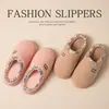 2026 Nuevas Zapatillas de Felpa de Algodón para Mujer Otoño/Invierno Engrosadas Más Polar Bloqueo de Temperatura Antideslizantes Suela Gruesa Zapatos de Algodón Cálidos para el Hogar