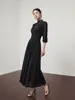 Vestido largo vintage elegante de encaje patchwork color marrón oscuro que ciñe la cintura, ropa y faldas negras para transmisión en vivo y distribución