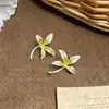 Brincos de flor de quatro pétalas com gradiente verde fresco brincos de tarraxa de flor de magnólia branca delicada e nicho brincos com atmosfera de fada para primavera e verão