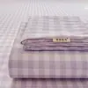 2026 Novo Estilo Liso Tecido Grosso Xadrez Lençol de Cama Tapete Refrescante Macio Lençol de Cama Fronha Conjunto de Três Peças Nova Textura de Areia Fina Atualizada
